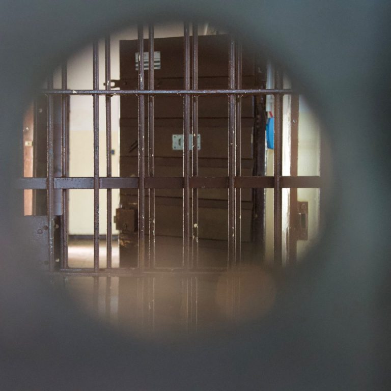 Blick aus einer Gefängnistür Blick aus einer Gefängnistür